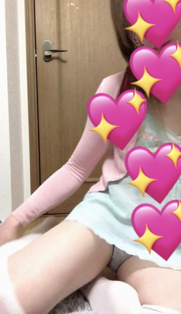 女装のパンチラ、股間が少し、もっこりしちゃっている画像