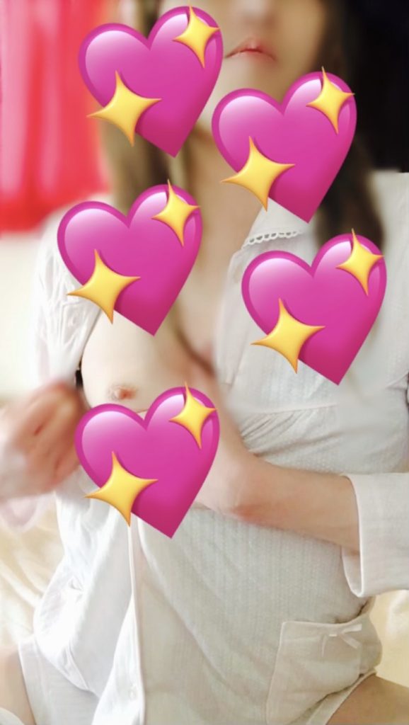 お布団から動かずっ、ブログ弄ったり💖乳首弄ってます画像